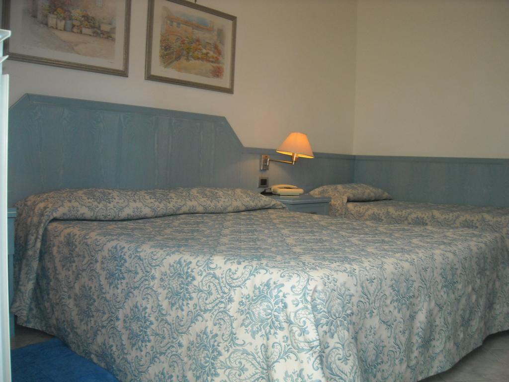 Hotel Ariston Imperia Habitación foto